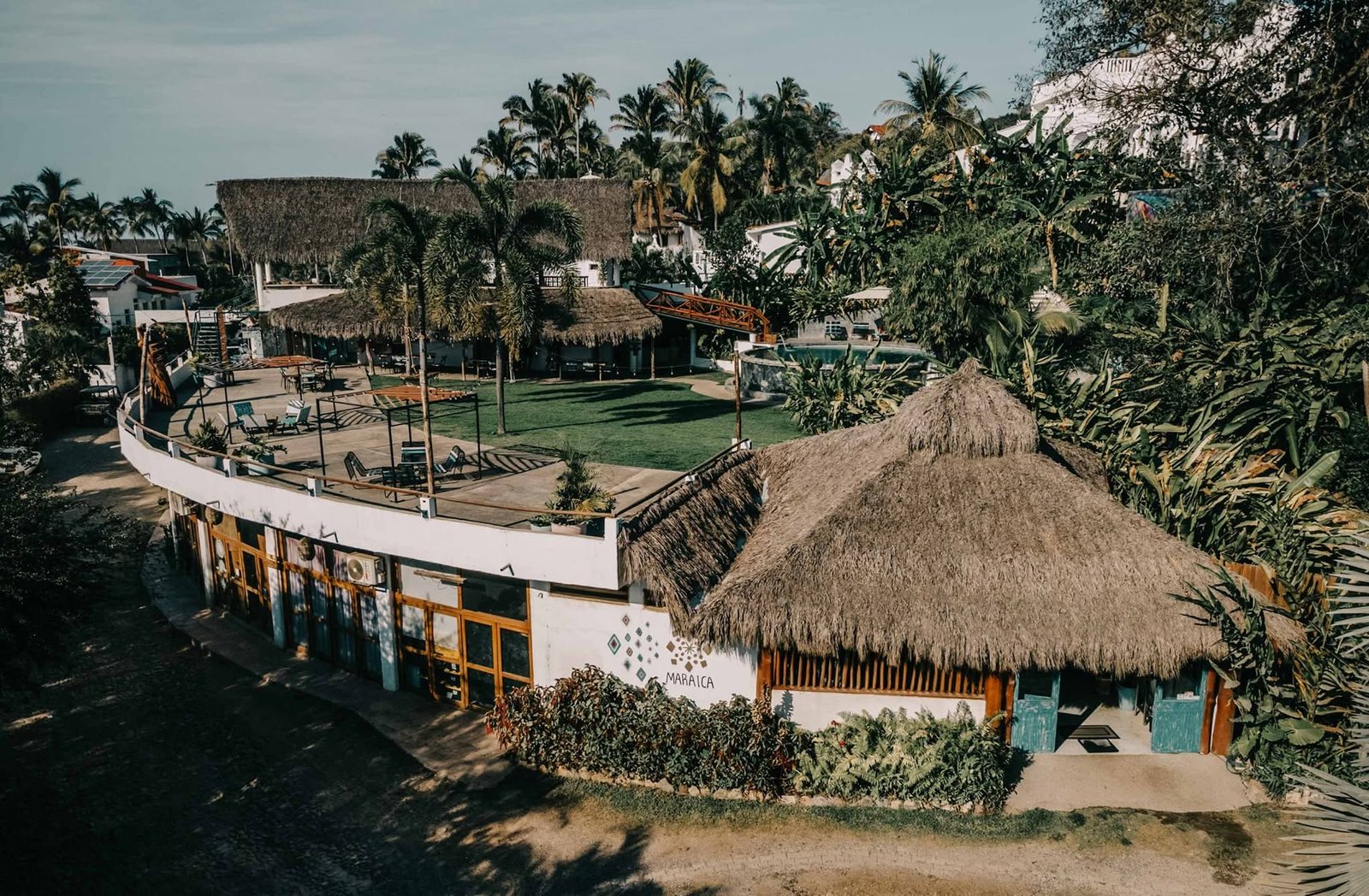 Vista aérea del pueblo de La Cruz de Huanacaxtle con la palapa del hotel entre la vegetación