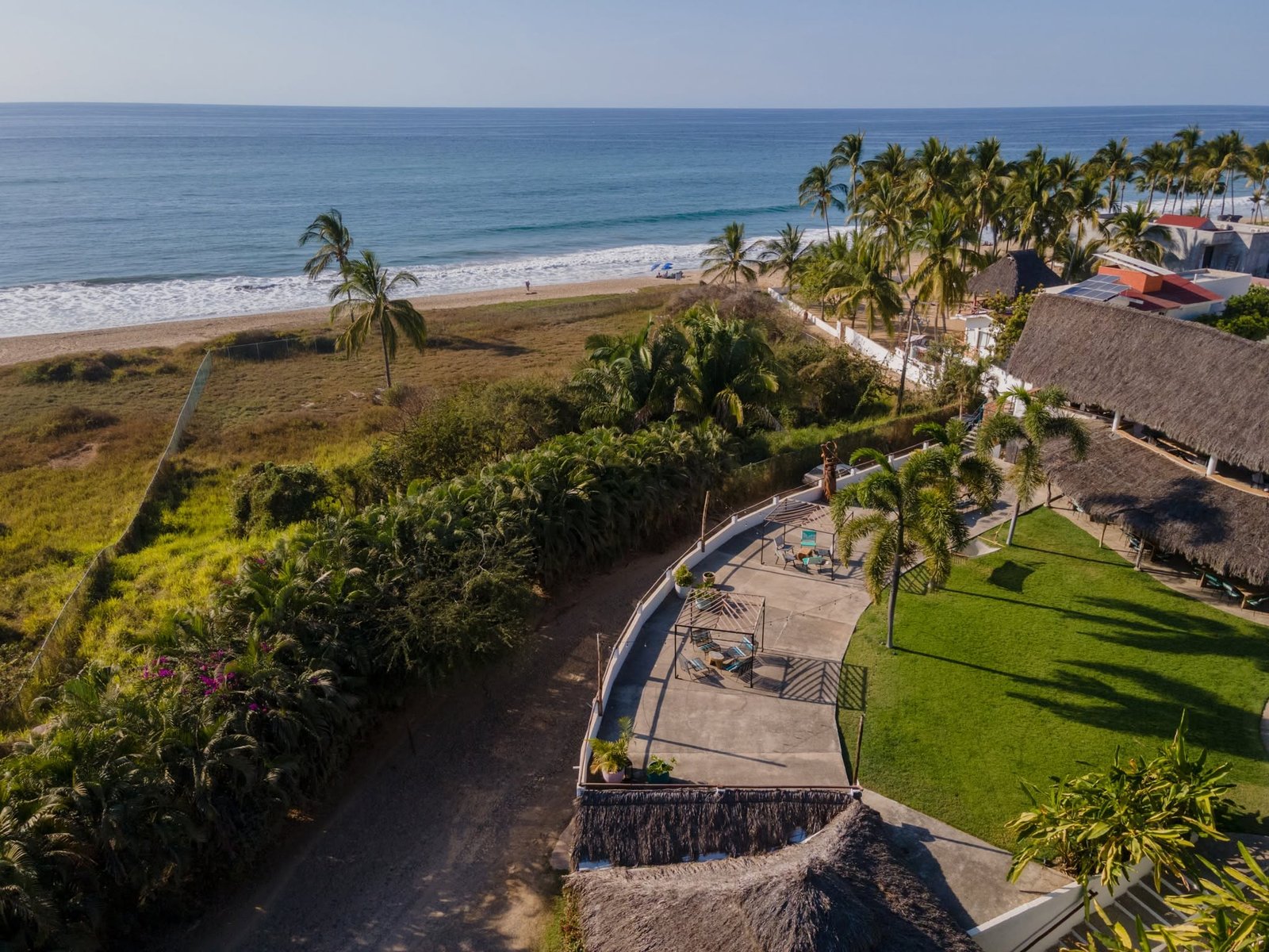 Vista aérea de la playa de San Pancho con palmeras y vegetación