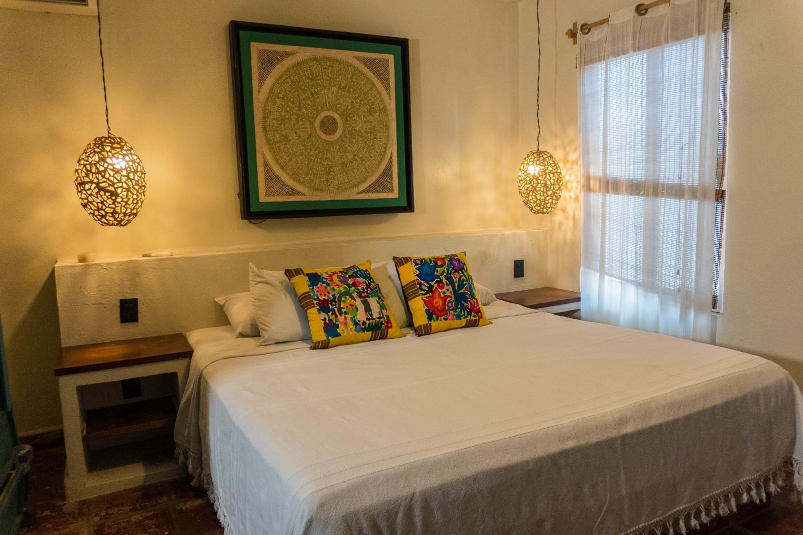 Recámara principal de María Guadalupe con cama king size y aire acondicionado