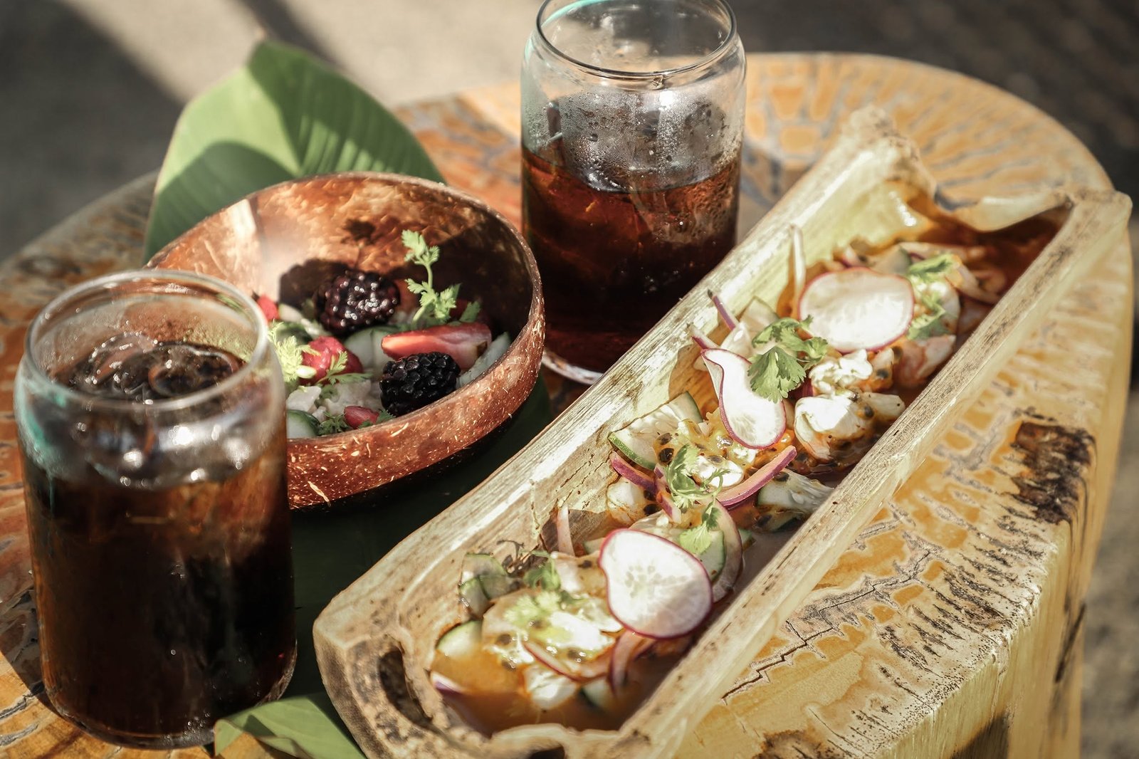Tostadas y bebidas frías servidas sobre tablas de madera en la barra
