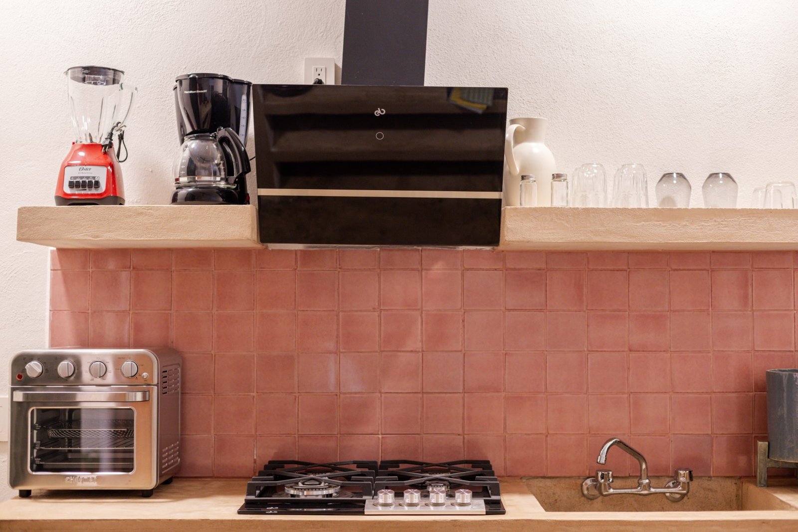 Barra de la cocina con hornito, cafetera, licuadora y estufa