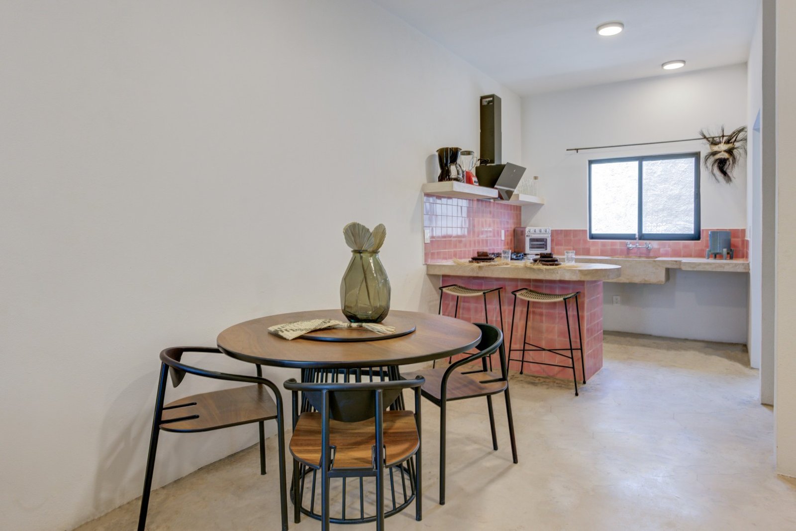 Comedor redondo junto a la barra de la cocina