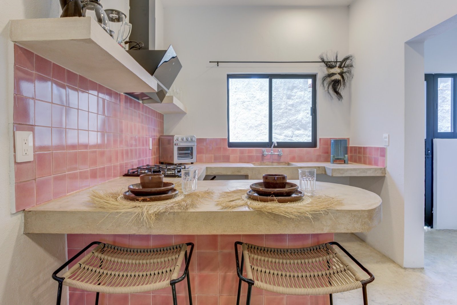 Cocina con alacena abierta y barra de talavera