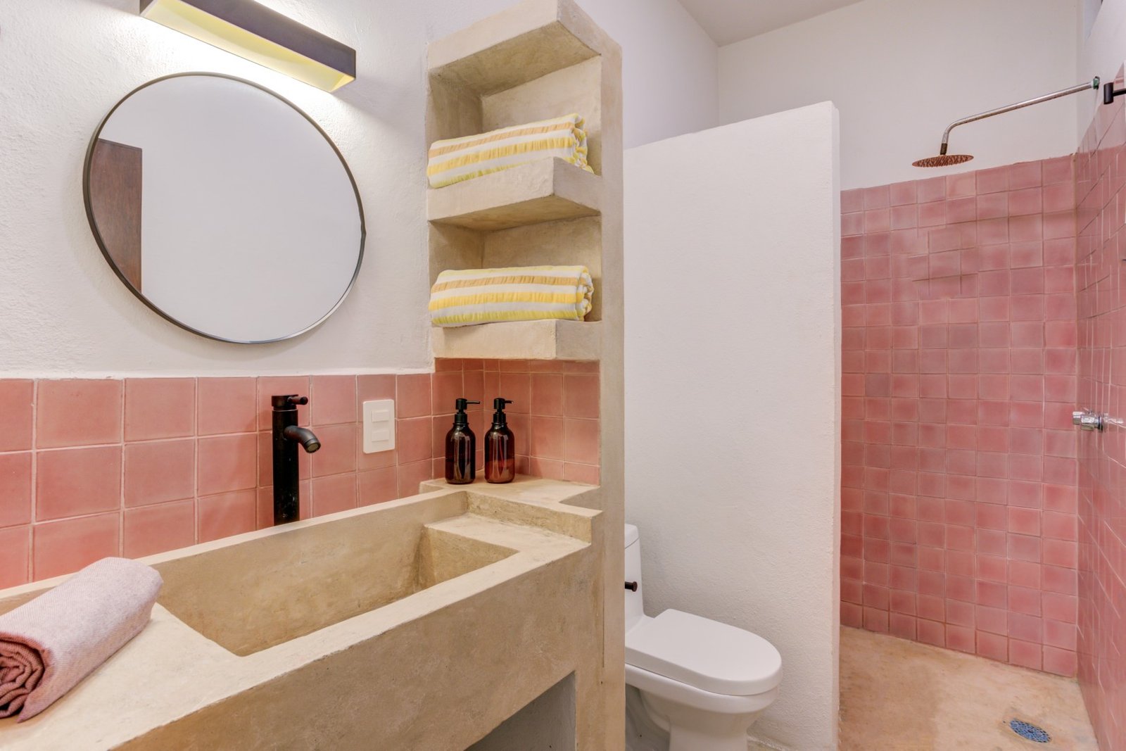 Segundo baño completo con regadera y toallas dobladas
