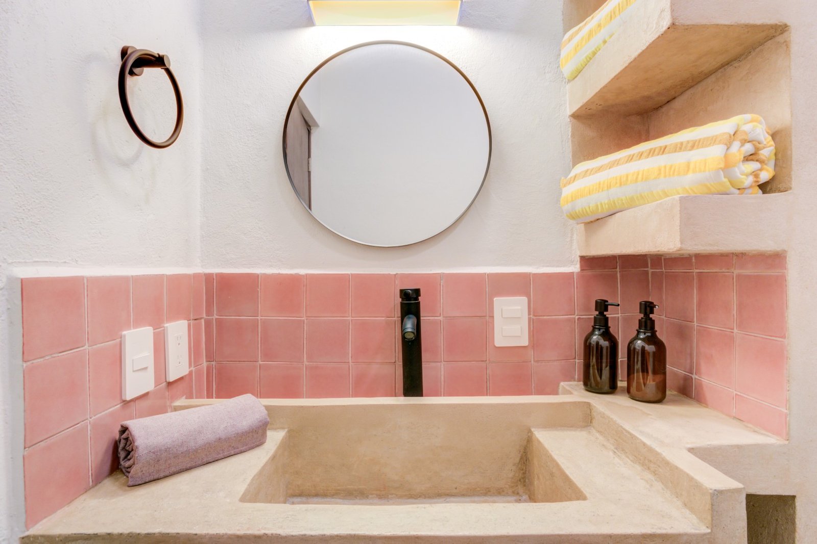 Baño de Heliconia con regadera y nichos de obra