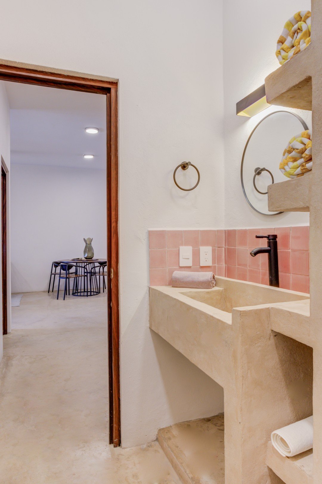 Baño de Jengibre con lavabo de obra y espejo redondo