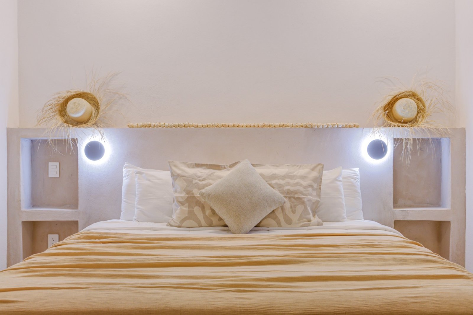 Recámara de Heliconia con cama king size y buró de obra
