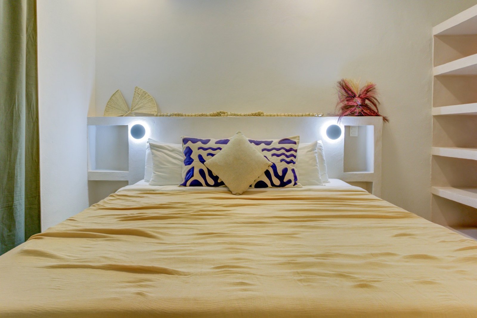Recámara de Jengibre con cama king size y cortinas verdes