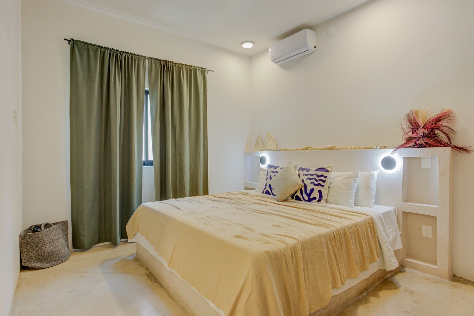 Recámara principal de Bugambilia con cama king size y aire acondicionado