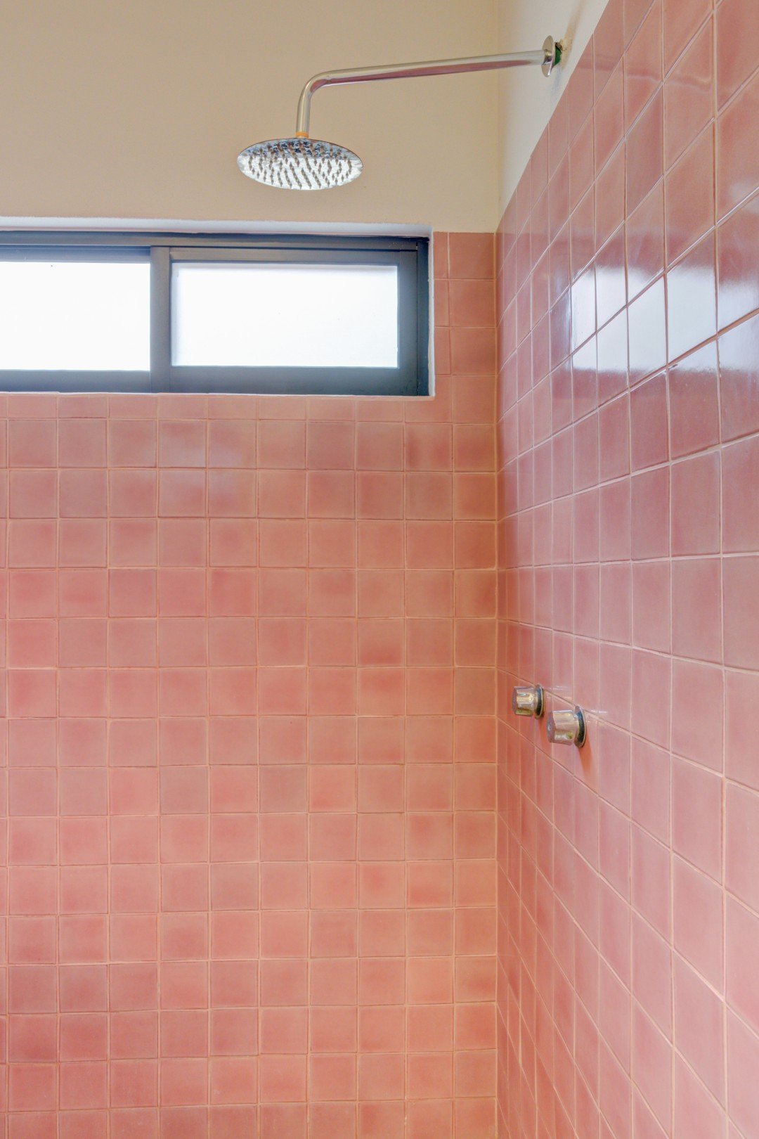 Regadera de talavera rosa con ventana alta