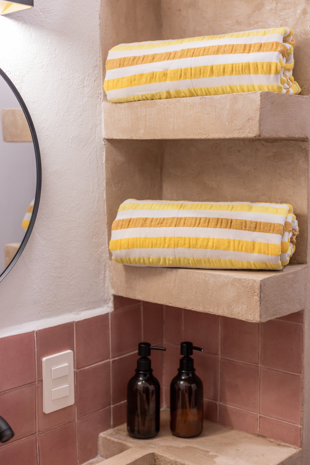 Nichos del baño con toallas y amenidades