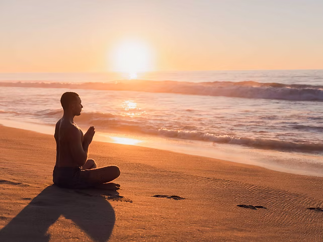 Meditación al amanecer en la playa de San Pancho