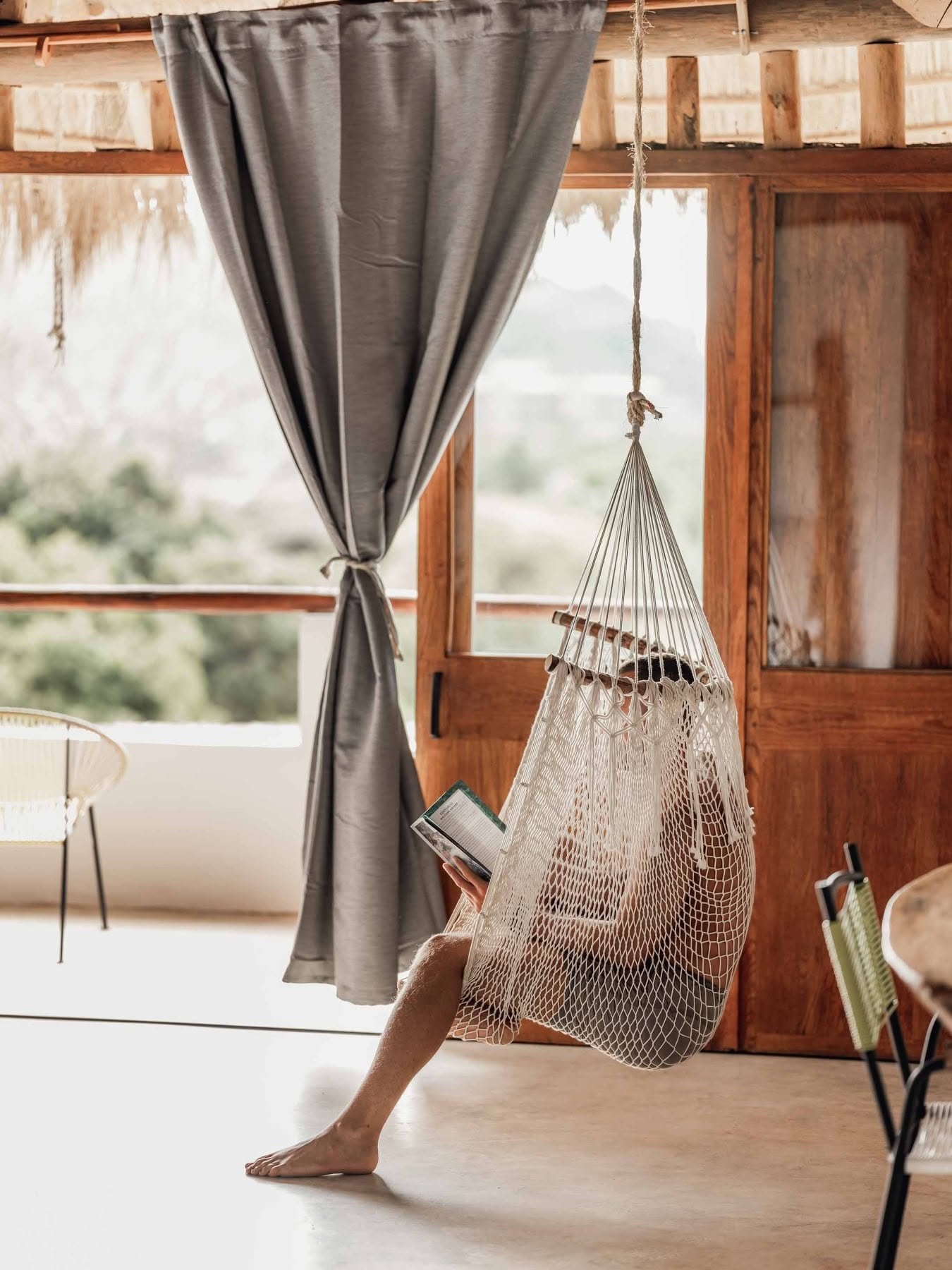 Suite Hamaca con hamaca-silla de hilo colgada junto al ventanal