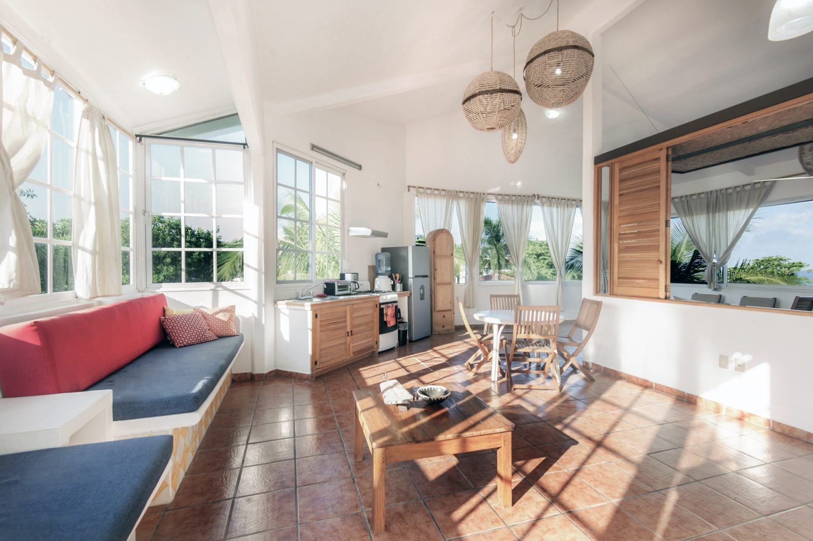Sala del penthouse Gris de Mamica San Pancho con ventanales de 180 grados y vista al mar